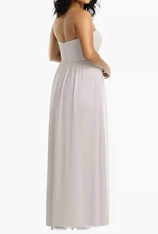 Trägerloses, drapiertes Maxikleid mit Beinschlitzen