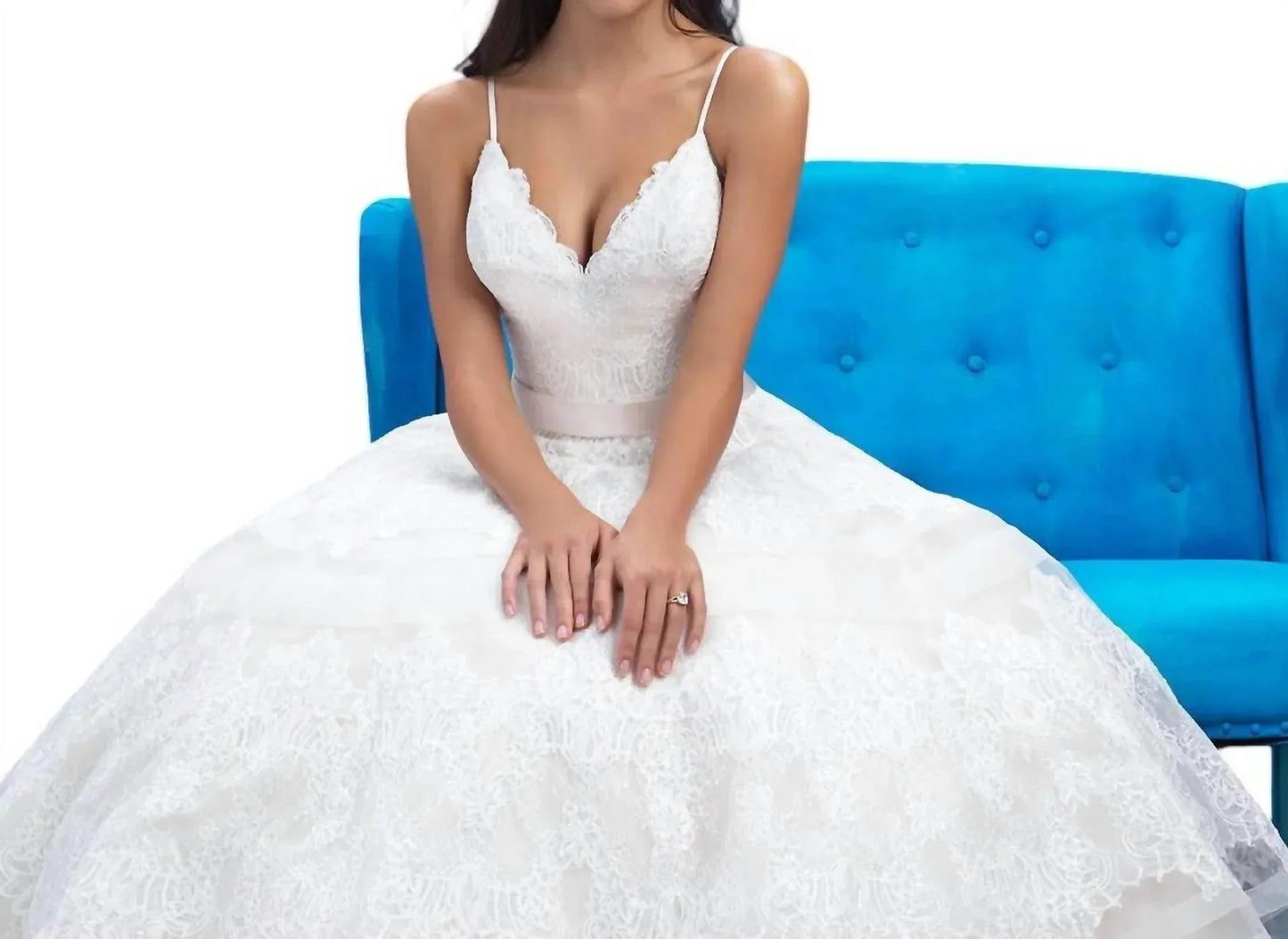 Spitzen-Ballkleid mit transparenten Chiffonstreifen