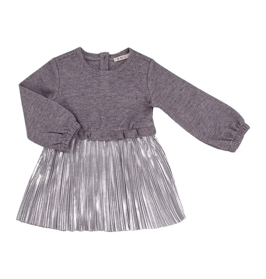 Mädchen einteiliges Strickoberteil und metallisch plissiertes Kleid