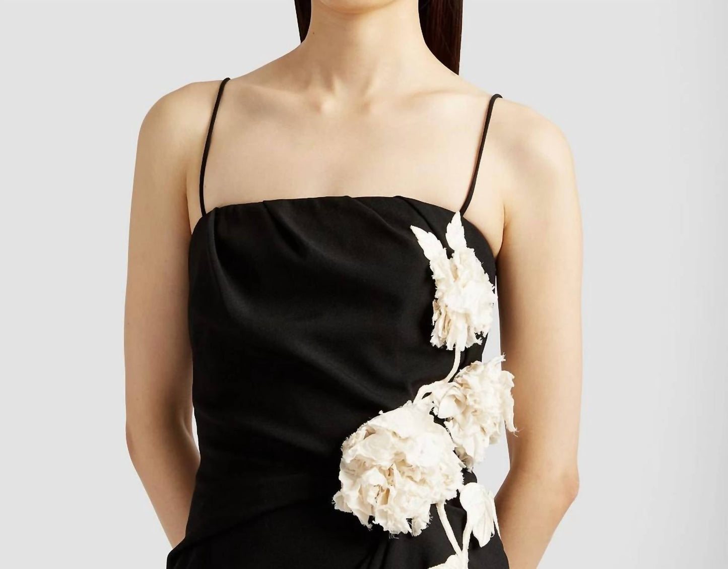Asymmetrisches drapiertes Woll-Midikleid