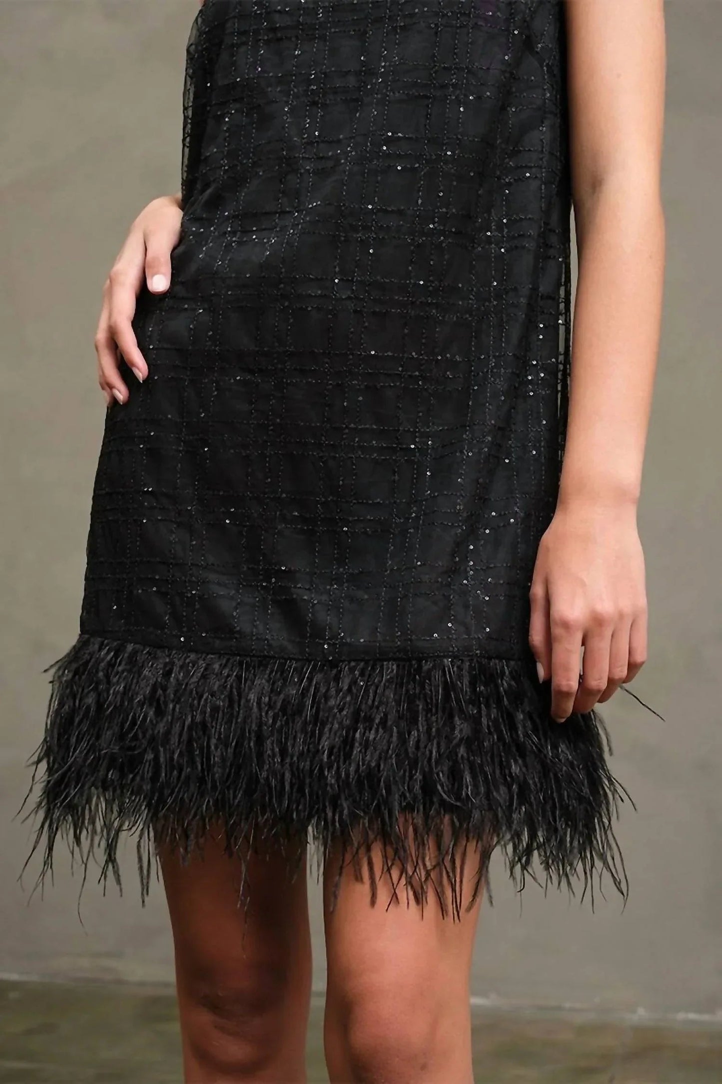 Damenkleid mit Federbesatz