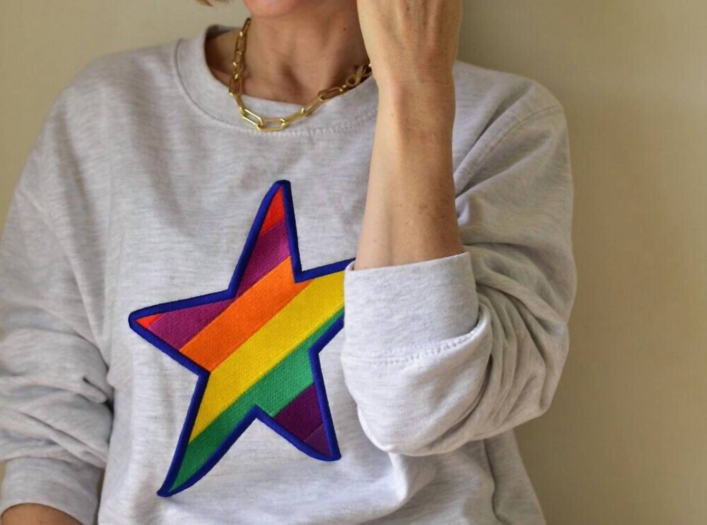 Besticktes Regenbogenstern-Sweatshirt