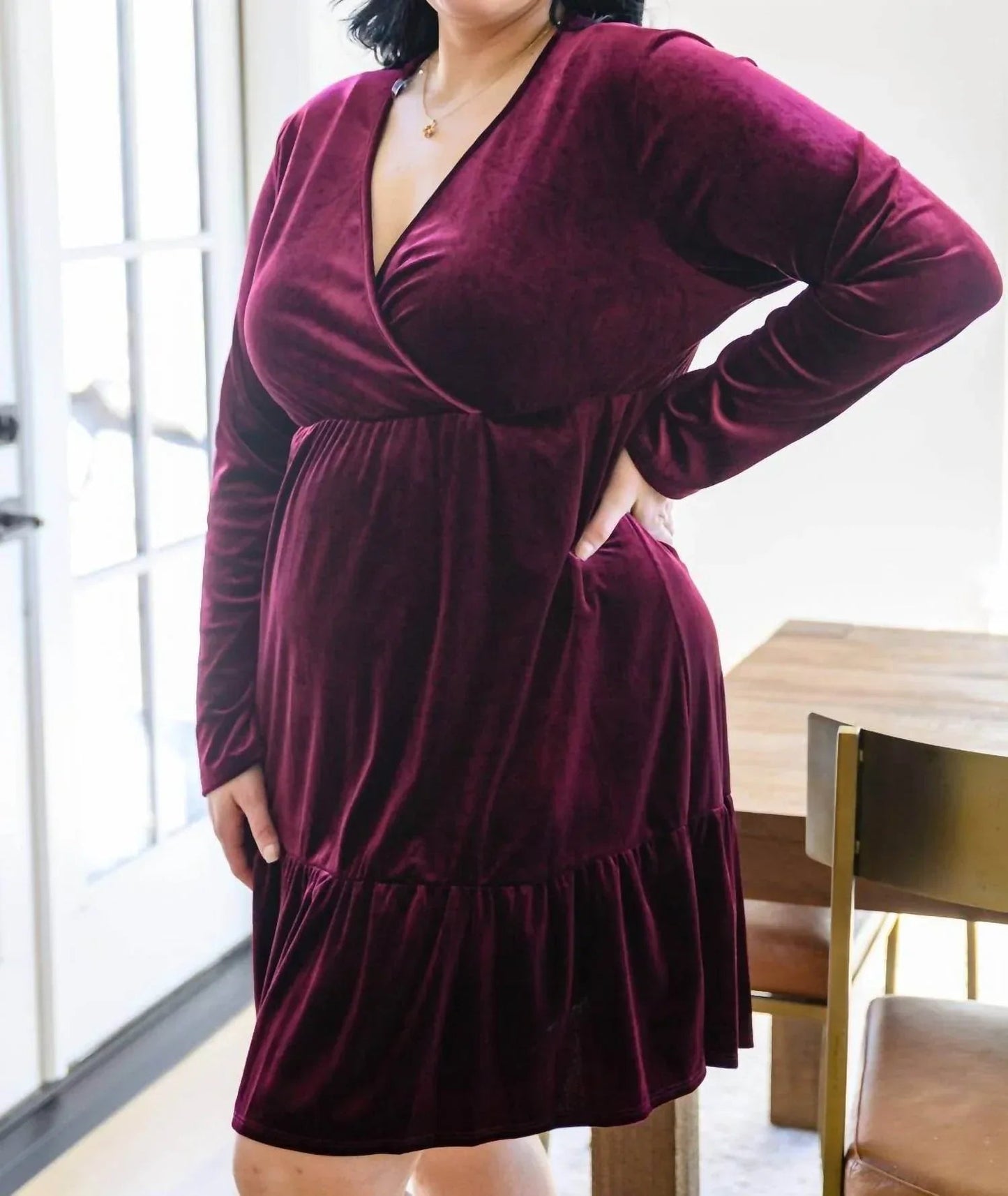 Jentsyn Samtkleid mit V-Ausschnitt