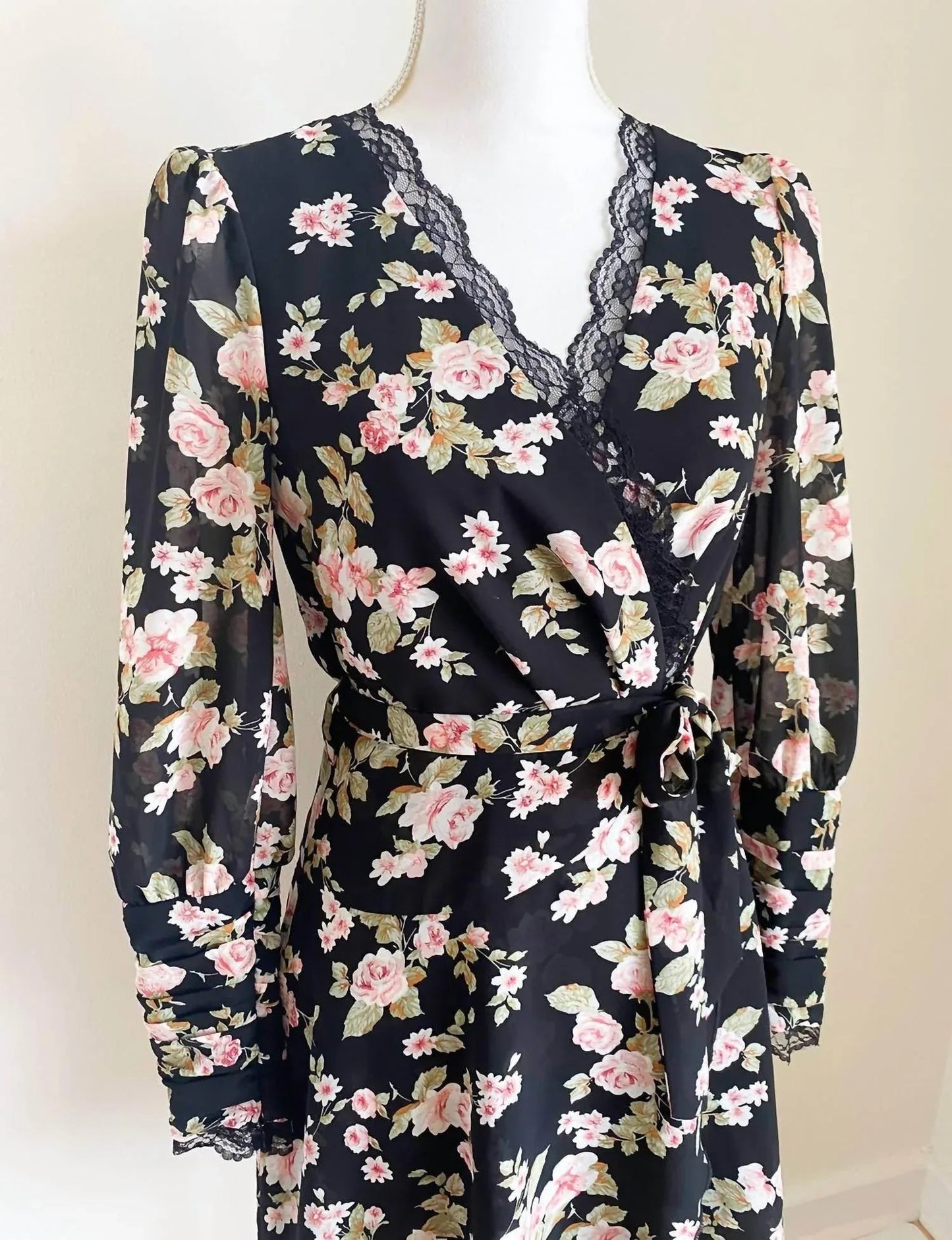 Damen Blumenkleid mit V-Ausschnitt und Gürtel