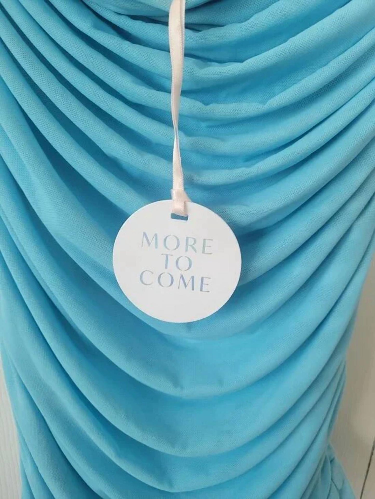 Gerüschtes Mini-Damenkleid