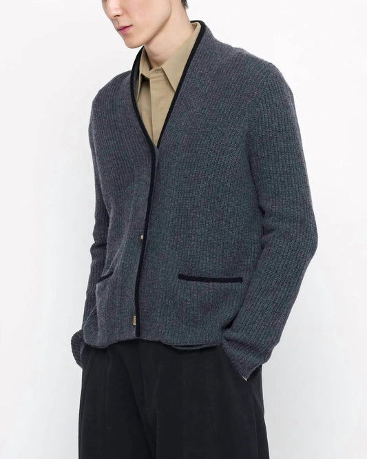 V-Ausschnitt Strickjacke mit Taschen und Zierleiste