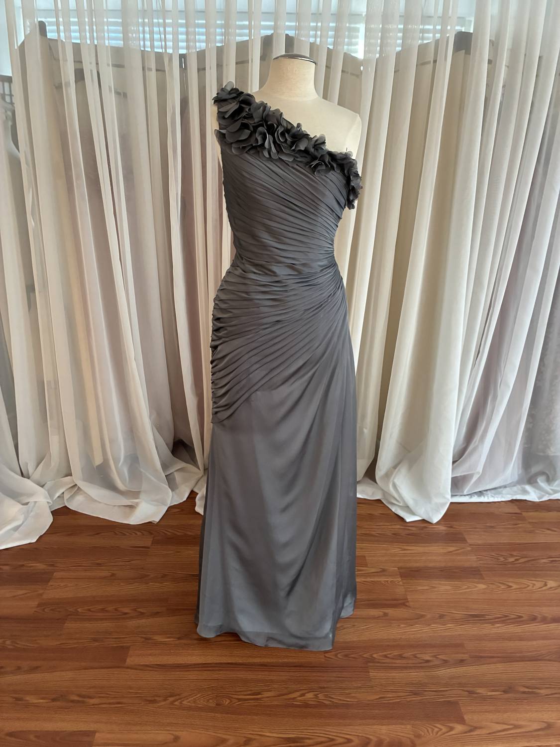 Abendkleid mit One-Shoulder-Ausschnitt