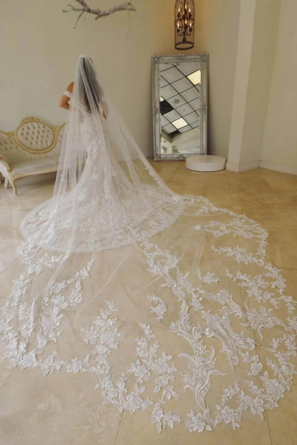 Madeline ausgestelltes Spitzenkleid