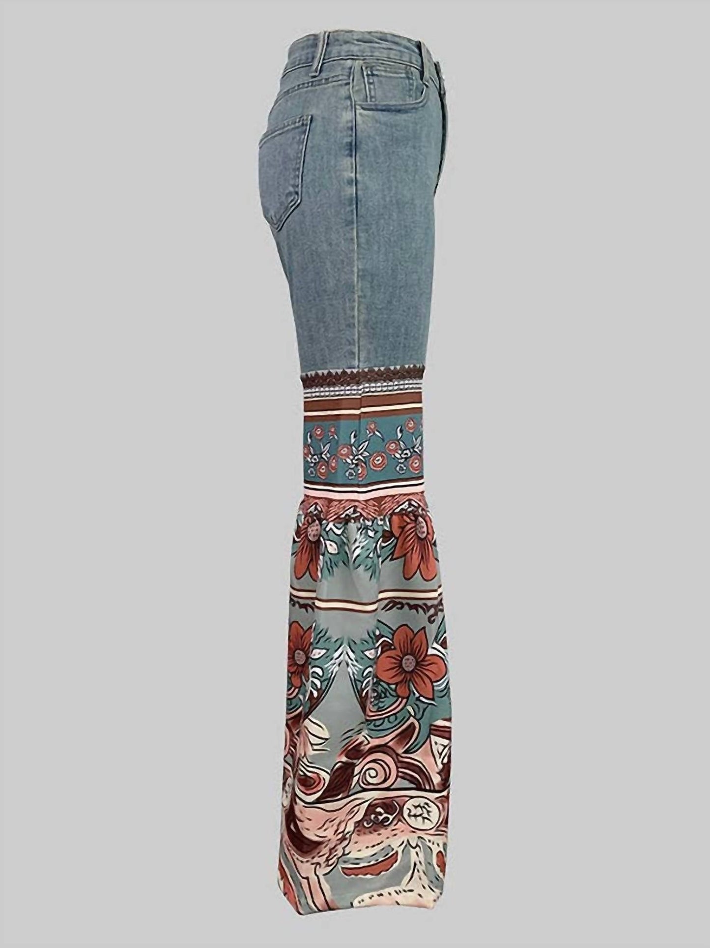 Ausgestellte Jeans mit Blumenmuster, hoher Taille und Taschen