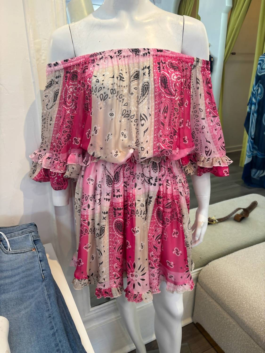 Mini-Kleid mit Bandana-Print und Carmen-Ausschnitt
