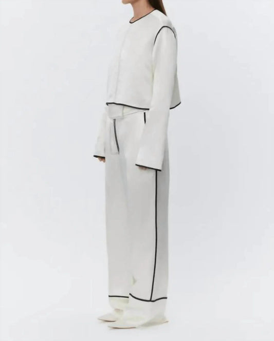 Gianna Hose mit Glanzfinish und Paspeln