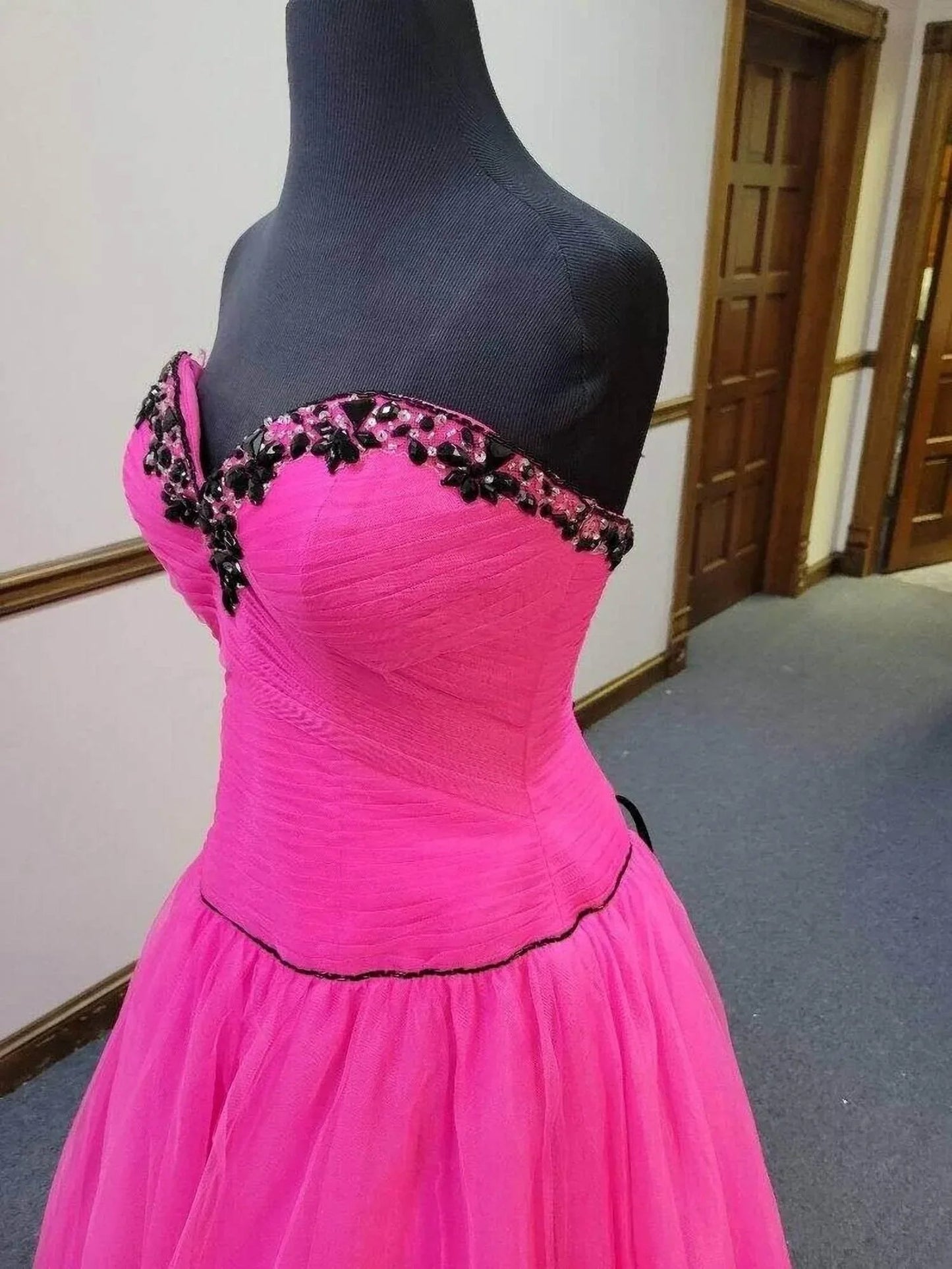 Trägerloses Korsett mit Schnürung am Rücken als Ballkleid