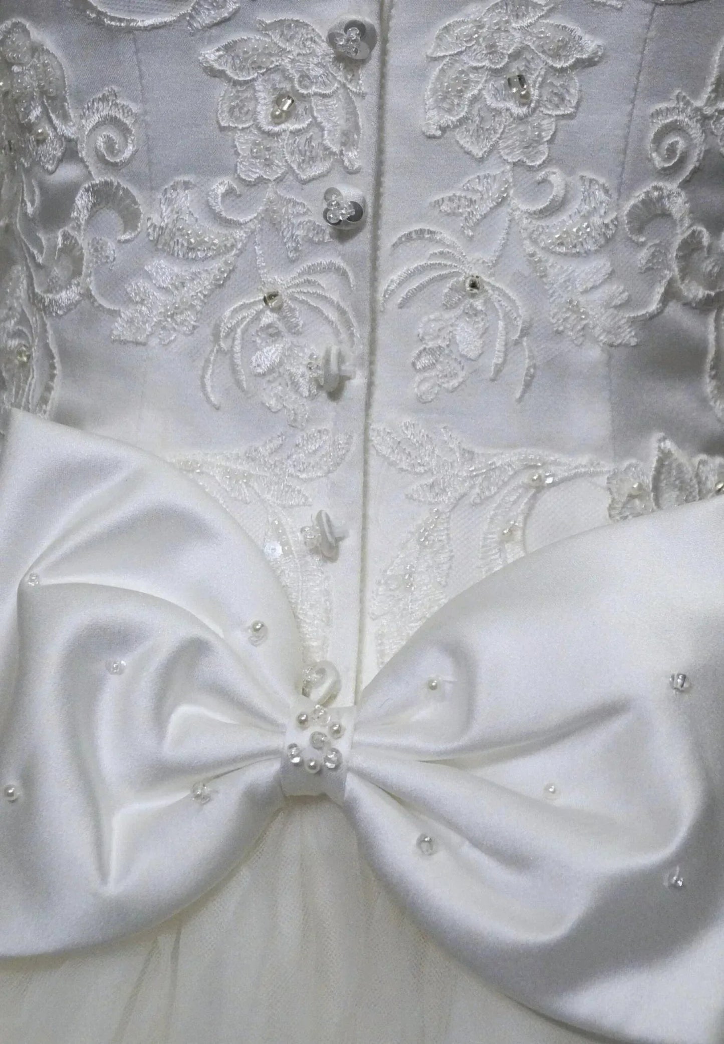 Mädchenkleid mit Rüschen, Tüllrock, Spitze und Perlenstickerei