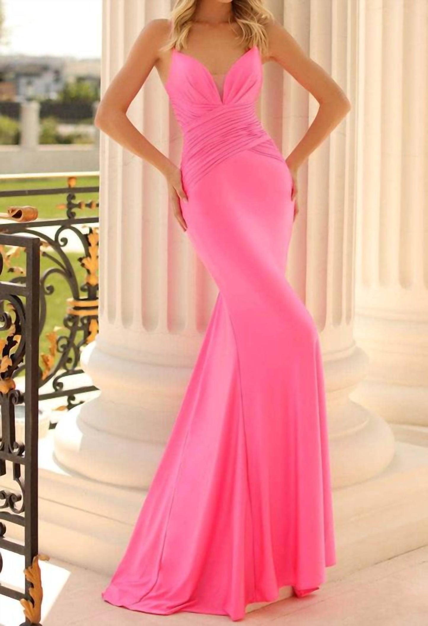 Abendkleid mit Schnürung am Rücken und Cut-out