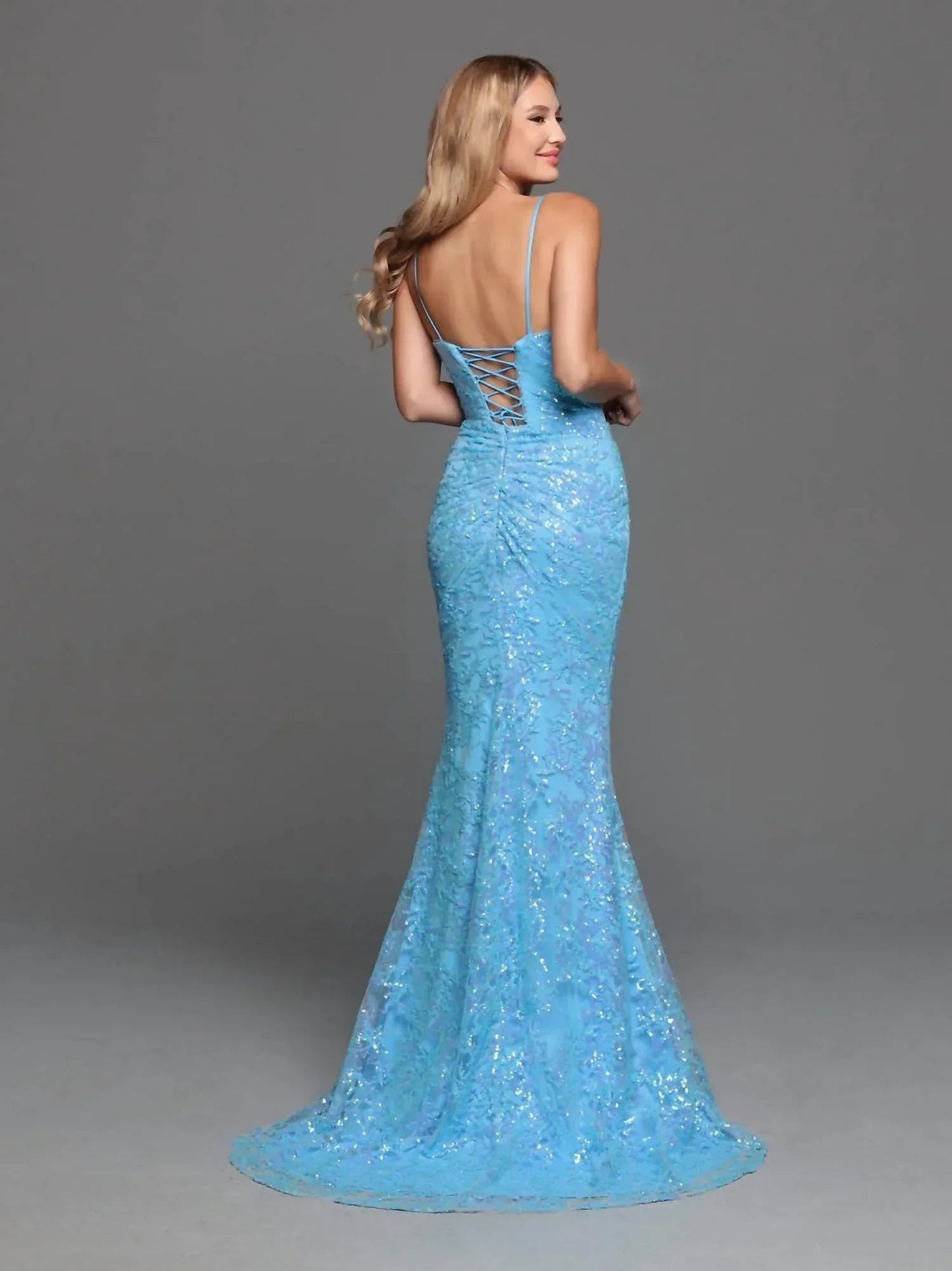Langes, figurbetontes Pailletten-Ballkleid