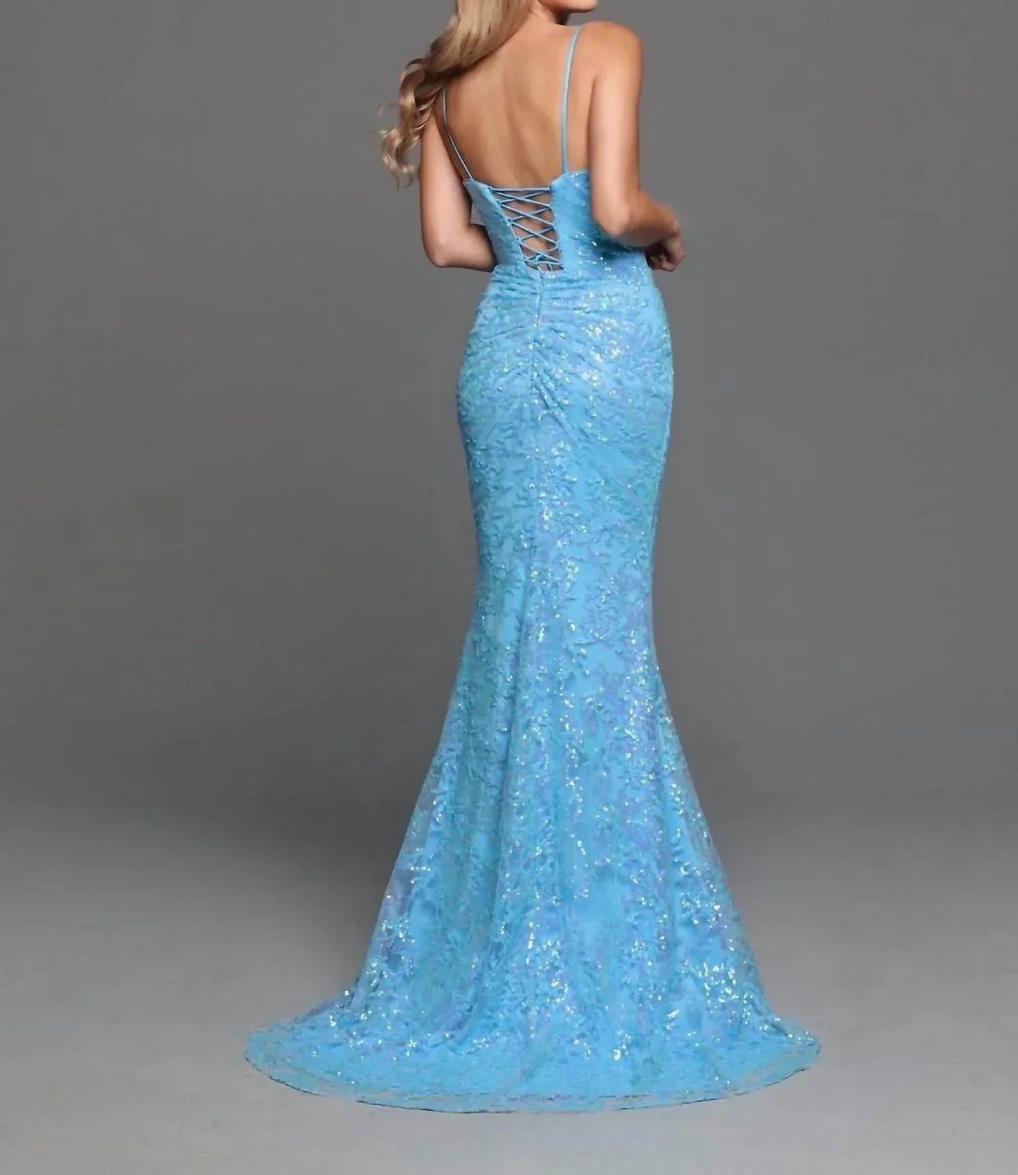Langes, figurbetontes Pailletten-Ballkleid