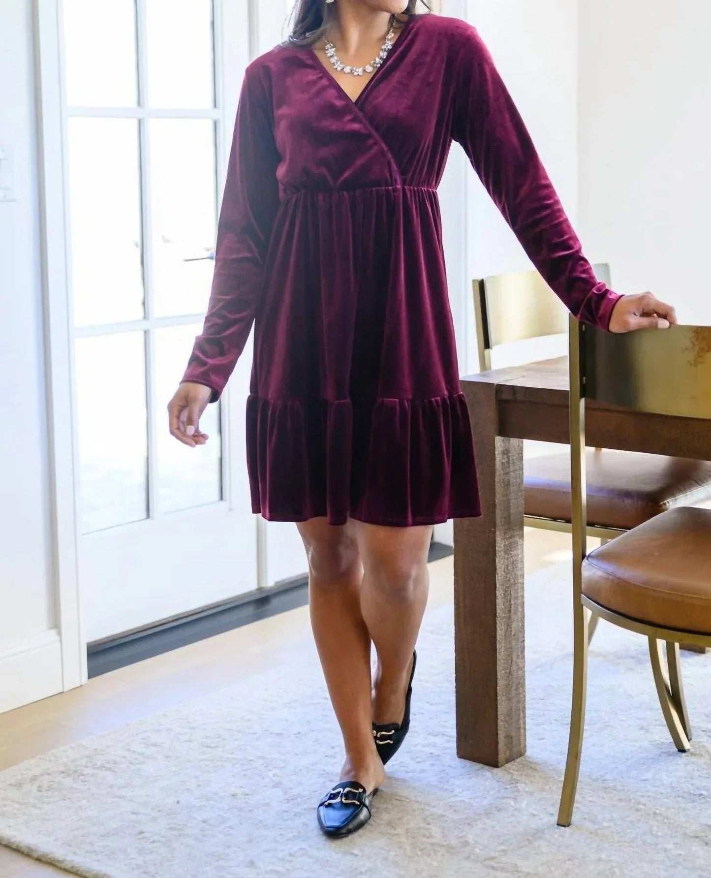 Jentsyn Samtkleid mit V-Ausschnitt