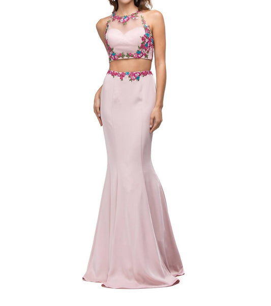 Zweiteiliges Satin-Kleid mit blumengesticktem Crop Top
