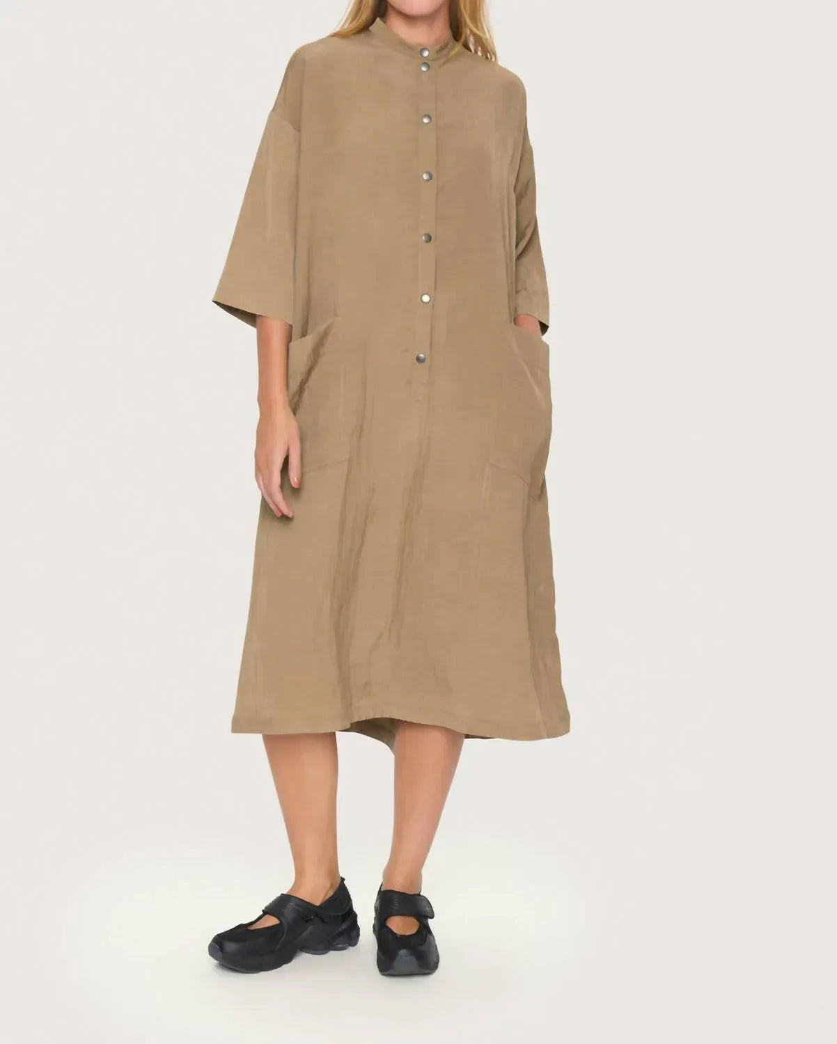 Faules lustiges entspanntes seidiges Kreppkleid