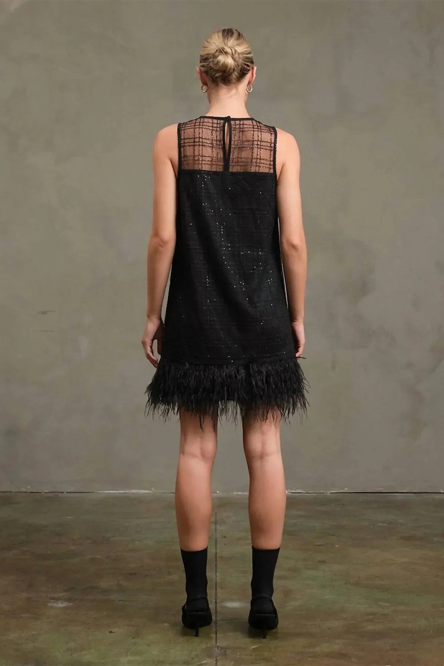 Damenkleid mit Federbesatz