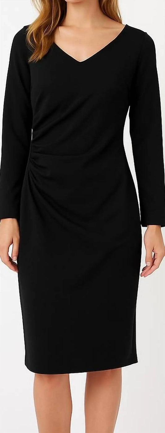 Kleid mit V-Ausschnitt und seitlicher Raffung