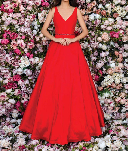 Figurbetontes Ballkleid mit V-Ausschnitt