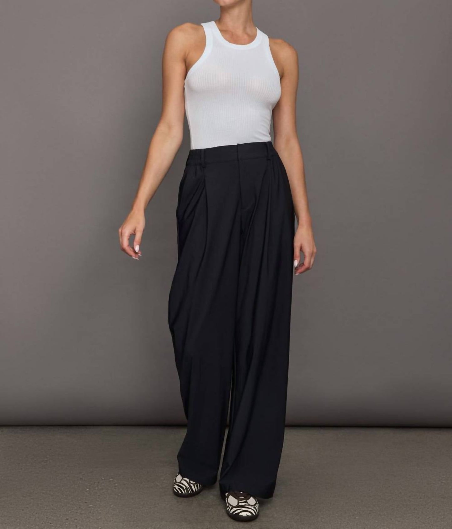 Stretchgewebte Hose mit weitem Bein und schmaler Passform