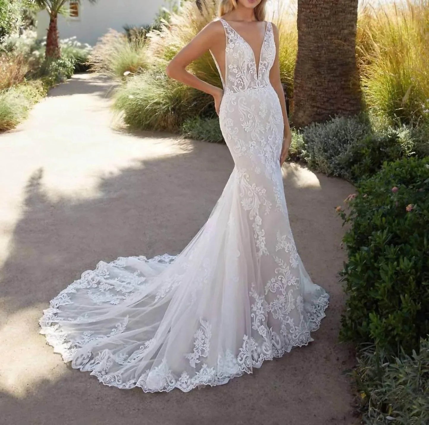 Opulentes, figurbetontes Kleid aus Spitze
