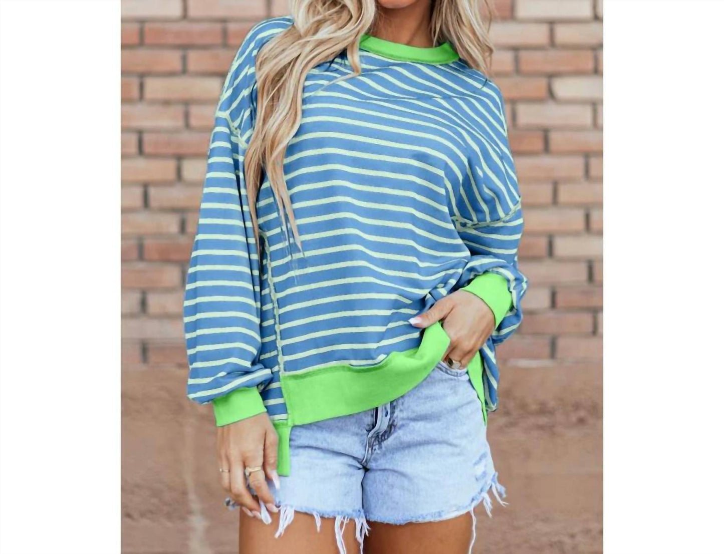 Gestreifter Pullover mit Kontrastbesatz und hohem/tiefem Saum