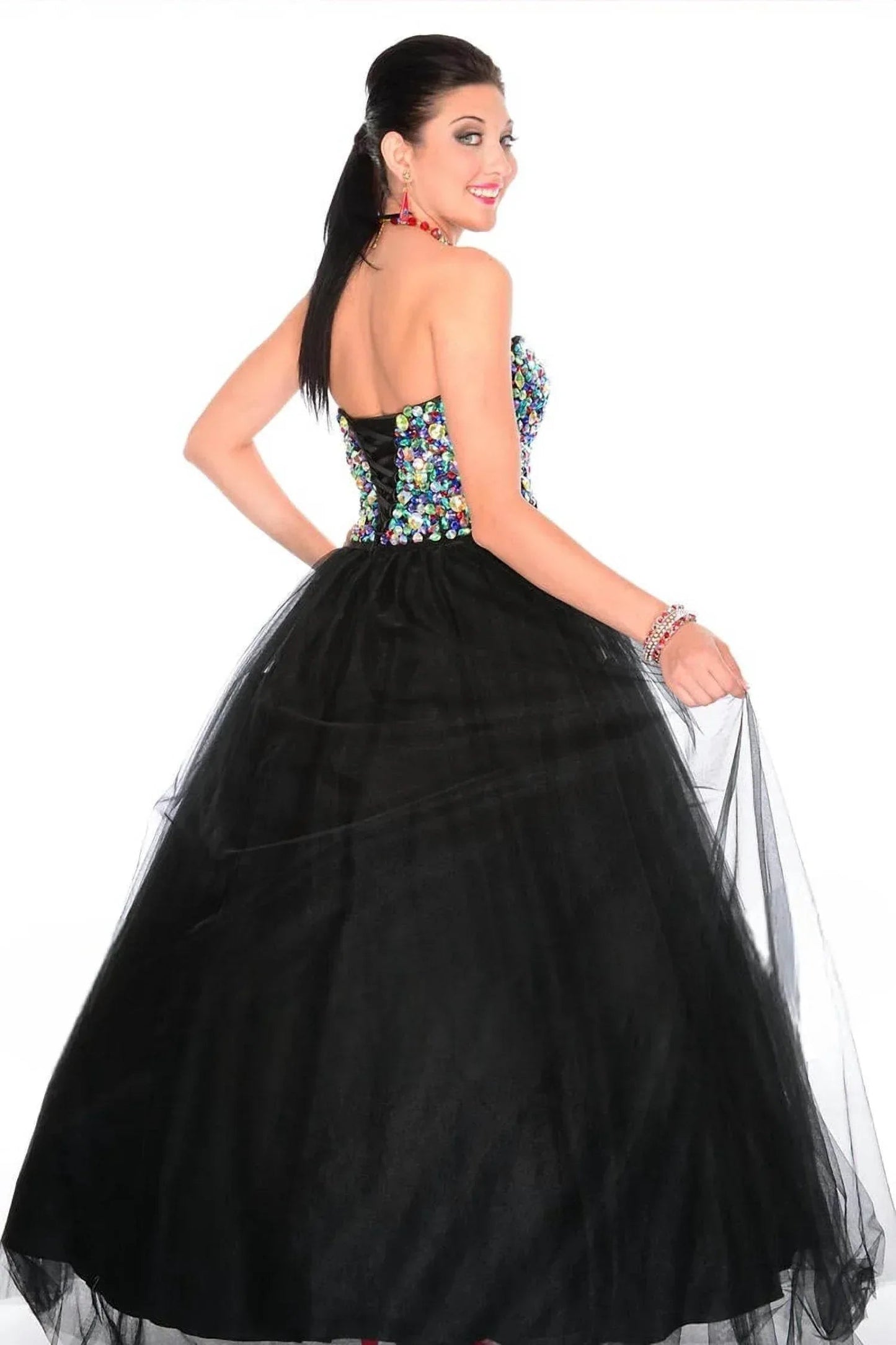 Funkelndes Ballkleid mit kontrastreicher Perlenstickerei