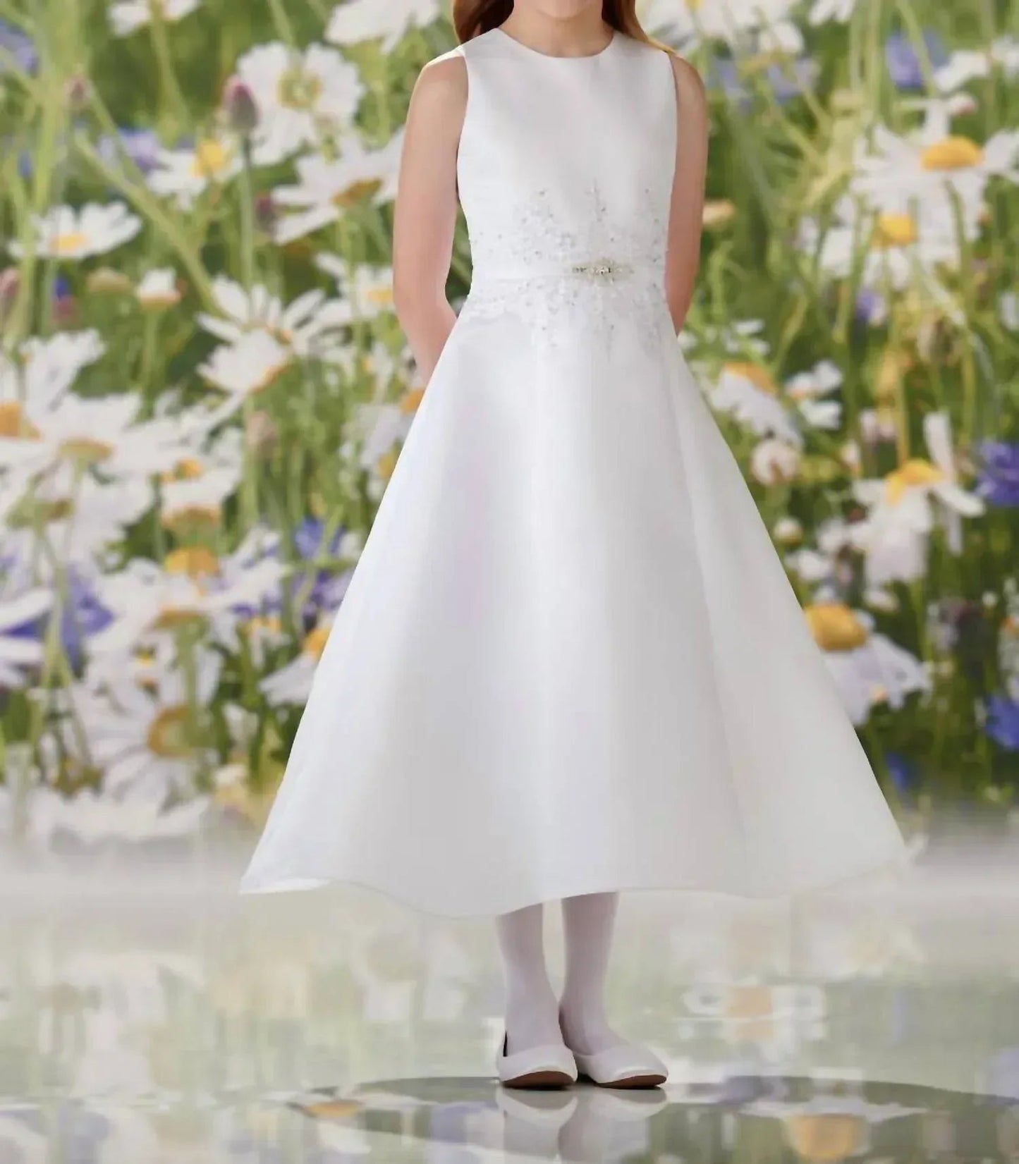 Detailliertes Kleid mit hohem Halsausschnitt