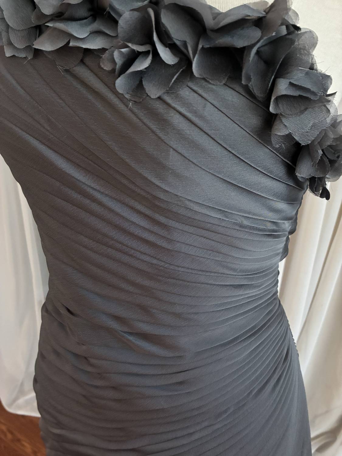 Abendkleid mit One-Shoulder-Ausschnitt