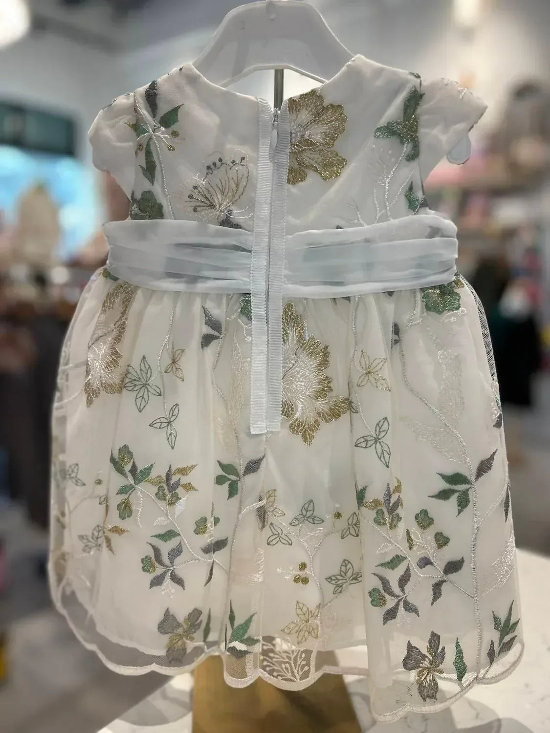 Mädchenkleid aus Webstoff mit Blumenmuster