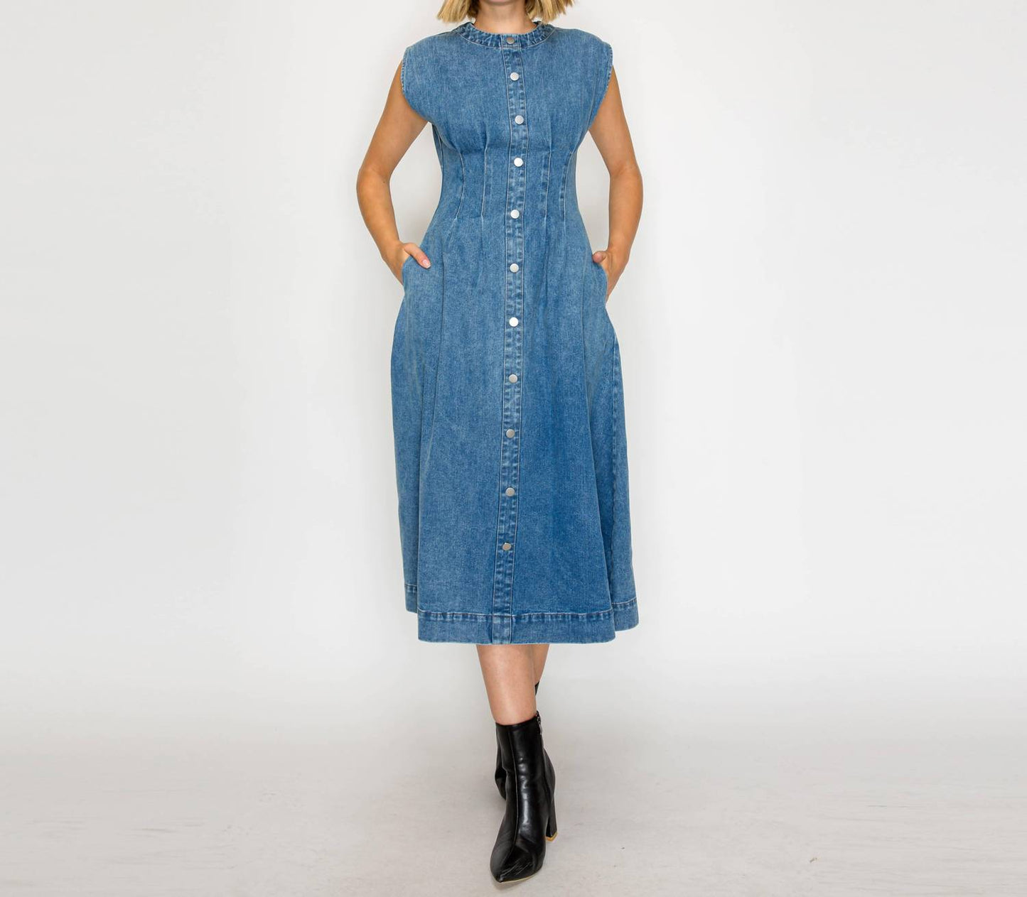 Zeitloses Hemdblusenkleid in Midilänge