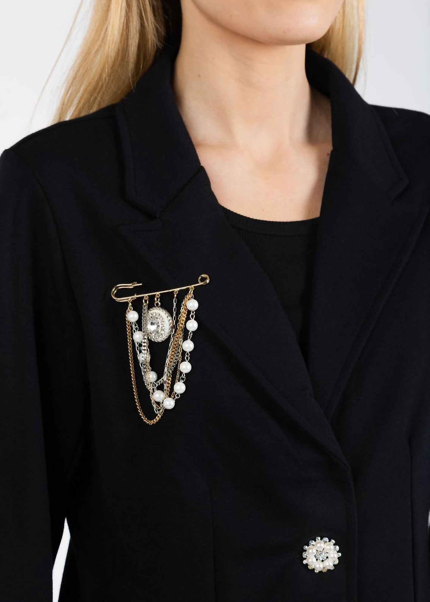 Kurze Jacke mit Perlen & Brosche
