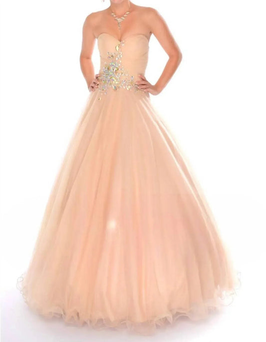 Trägerloses Ballkleid mit Herzausschnitt und Perlenverzierungen
