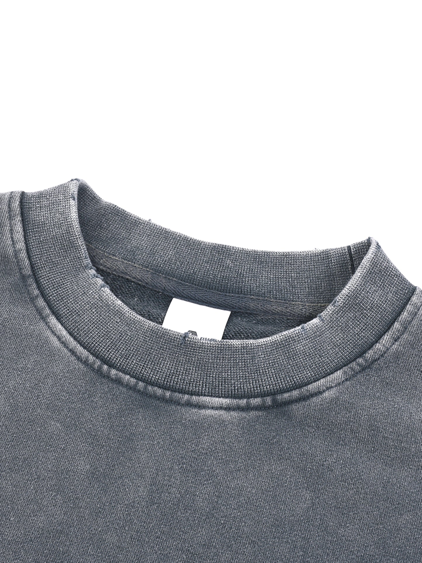 Schneegewaschenes Sweatshirt mit offenem Saum und verkürztem Schnitt